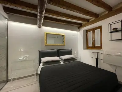 Letto o letti in una camera di VENICELOFT 5minutefromRialto 10minutefromSanMarco 5minitestationTrain infrontofCaD'ORO