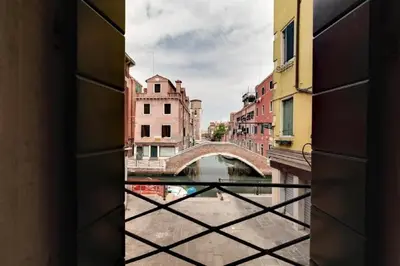 Vista generica su Venezia o vista sulla città dall'interno dell'appartamento