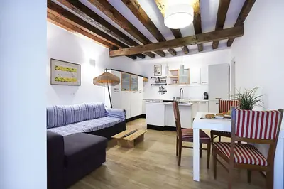 Cucina o angolo cottura di comodo appartamento centrale