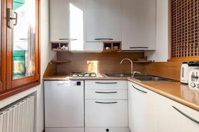 Cucina o angolo cottura di GuestHost - Cozy 2-Bedroom Stay at Lido di Venezia
