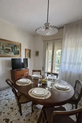 TV o dispositivi per l'intrattenimento presso House in the park! Free parking and convenient to Venice