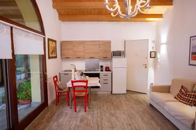 Cucina o angolo cottura di A casa di Jolanda, indipendent house near historic Venice center with private parking and wide and fenced garden