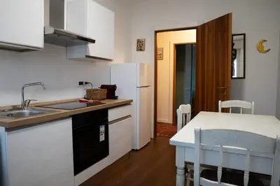 Cucina o angolo cottura di Elegante Alloggio con Parcheggio Gratuito