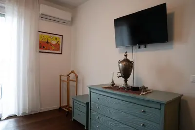 TV o dispositivi per l'intrattenimento presso Elegante Alloggio con Parcheggio Gratuito