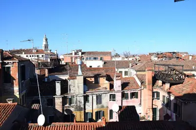 Vista generica su Venezia o vista sulla città dall'interno dell'appartamento
