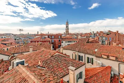Vista generica su Venezia o vista sulla città dall'interno dell'appartamento