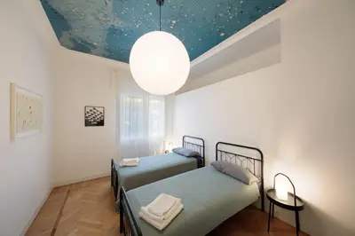 Letto o letti in una camera di Principe di Piemonte apartment 10m Venice 6 guests