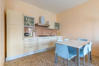 Cucina o angolo cottura di GuestHost - Giudecca Elegant APT with Stunning Lagoon View!