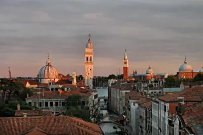 Vista generica su Venezia o vista sulla città dall'interno dell'appartamento