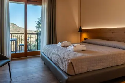 Letto o letti in una camera di AURA Dimore ad Arquà Petrarca