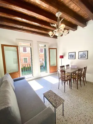 Area soggiorno di Quiet apartment with canal view