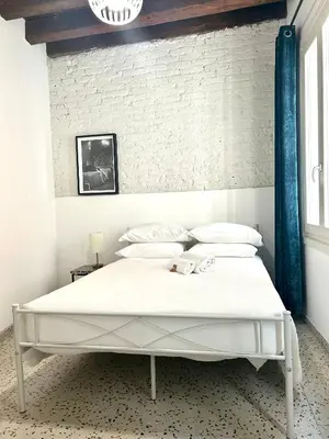 Letto o letti in una camera di Quiet apartment with canal view