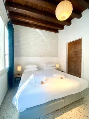 Letto o letti in una camera di Quiet apartment with canal view