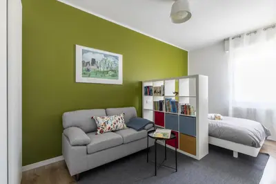 Area soggiorno di Cozy Apt - Close to City Center and Train Station