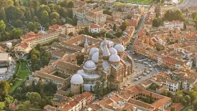 Vista generica su Padova o vista sulla città dall'interno dell'appartamento