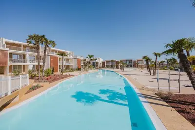 Piscina di Wave Island Mega F20 o nelle vicinanze