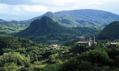 Vista generica sulle montagne o vista sulle montagne dall'interno dell'appartamento