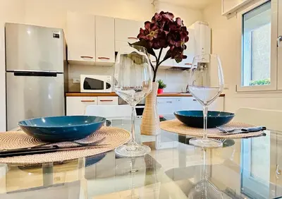 Cucina o angolo cottura di Cozy Apartment 10 min to Venice by Tram & Free Parking