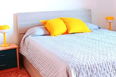 Letto o letti in una camera di APPARTAMENTO GIALLO - OVER THE RAINBOW APARTAMENTS - LIDO di JESOLO - 4 POSTI LETTO