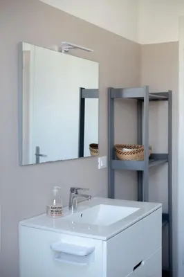 Bagno di Thomas House on Train Tracks