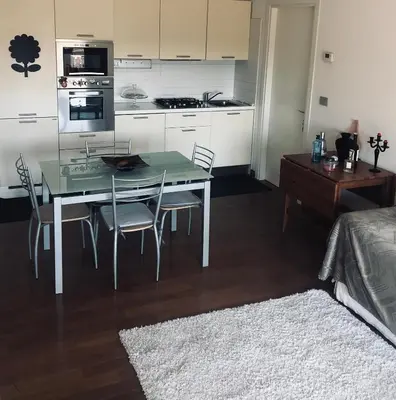 Cucina o angolo cottura di Camera privata con bagno su appartamento condiviso