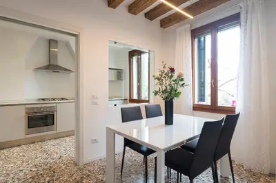 Cucina o angolo cottura di Stupendo Luxury Apartment Canal & Garden View