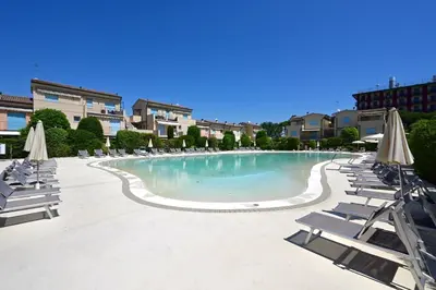 Piscina di Borgo dei Fiori Apartments o nelle vicinanze