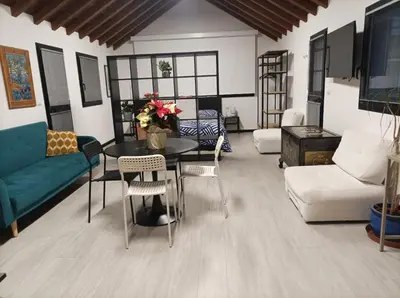 Area soggiorno di Charming loft apartment 15m to Venice