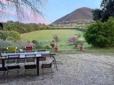 Vista generica sulle montagne o vista sulle montagne dall'interno dell'appartamento