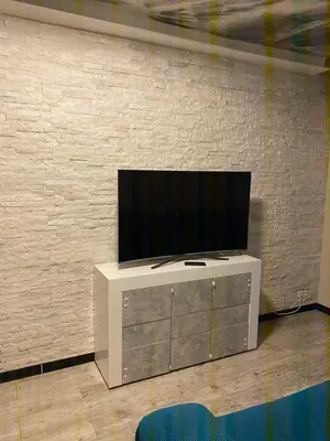 TV o dispositivi per l'intrattenimento presso Appartamento SOLO 1 camera da letto soggiorno con angolo cottura completo e bagno Tutto ad uso esclusivo max 2 persone