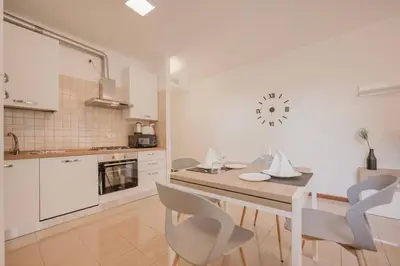 Cucina o angolo cottura di Unico Apt 8, 4 ospiti, parcheggio gratis, 10 minuti da Venezia