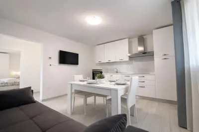 Cucina o angolo cottura di House with pool and park - Convenient for Venice and the sea!