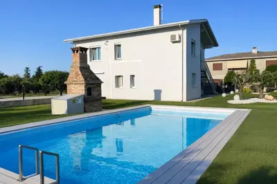 Piscina di House with pool and park - Convenient for Venice and the sea! o nelle vicinanze