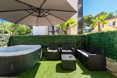 Area soggiorno di Marila Deluxe 2, Giadino con Idromassaggio