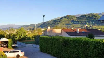 Vista generica sulle montagne o vista sulle montagne dall'interno dell'appartamento