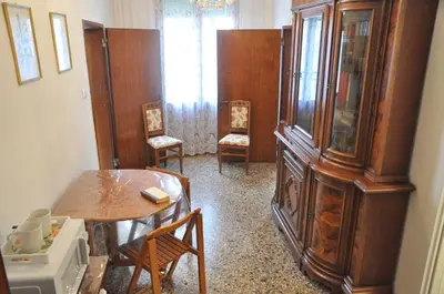 Area soggiorno di Corte Formenta Apartment - Canal view 5 minutes from Biennale