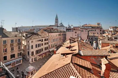 Vista generica su Venezia o vista sulla città dall'interno dell'appartamento