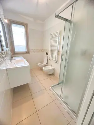 Bagno di VILLA RENZO- PARCHEGGIO E GIARDINO PRIVATI a pochi passi dal mare