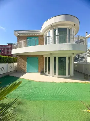Piscina di VILLA RENZO- PARCHEGGIO E GIARDINO PRIVATI a pochi passi dal mare o nelle vicinanze