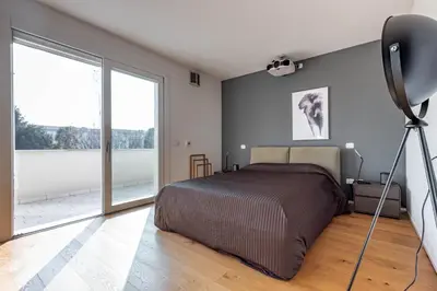 Letto o letti in una camera di GuestHost- Exclusive Villa with Private Garden