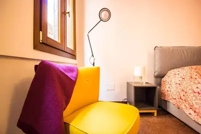 Letto o letti in una camera di La casa ai Frari - appartamento su tre livelli - Venezia centro