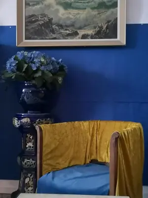 Area soggiorno di Scenic Artist's Home on Canal in City Center 100 Square Meters