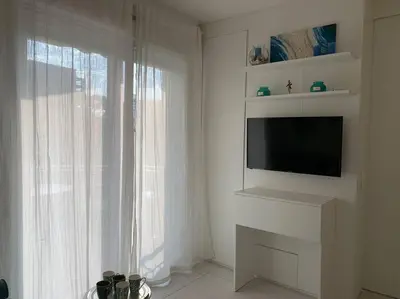 TV o dispositivi per l'intrattenimento presso Suite bianca fronte mare