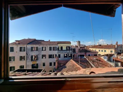 Vista generica su Venezia o vista sulla città dall'interno dell'appartamento