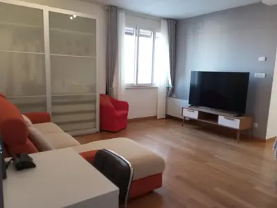 TV o dispositivi per l'intrattenimento presso Quietnest Venice Station Flat 86sqm 100m to Bus Station 300m to Train Station