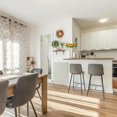 GuestHost - Bright Apartment near Mestre Station