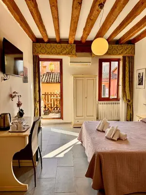 Letto o letti in una camera di Vivere Venezia - cozy accommodations in the heart of Venice