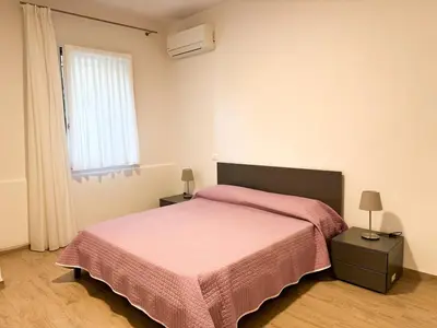 Letto o letti in una camera di Two-bedroom within walking distance of the center