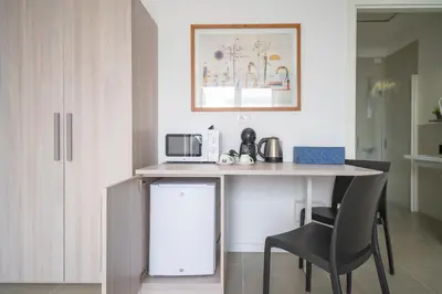 Cucina o angolo cottura di Appia Rooms Free Parking 10 min to Venice Easy Access