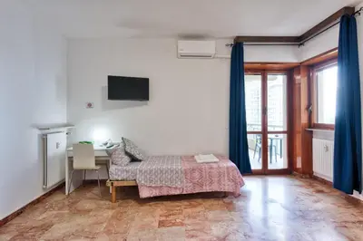 Letto o letti in una camera di Arish Downtown Venice Apartment